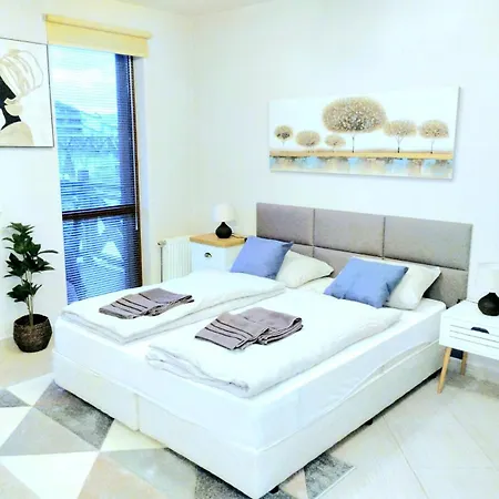 公寓 Spacious Luxury With Mountain View - Available *