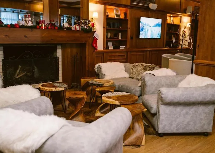 Spacious Luxury With Mountain View - Available *